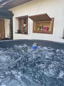 Chalupa baz�n a koupac� sud - u hradu Bouzov