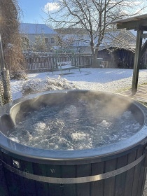 Chalupa baz�n a koupac� sud - u hradu Bouzov