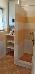 Chalupa baz�n a koupac� sud - u hradu Bouzov