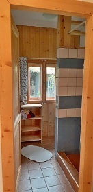 Chalupa baz�n a koupac� sud - u hradu Bouzov