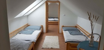 Chalupa baz�n a koupac� sud - u hradu Bouzov