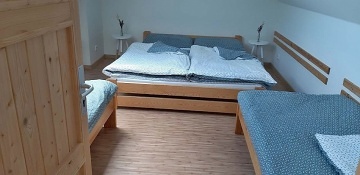 Chalupa baz�n a koupac� sud - u hradu Bouzov