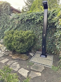 Chalupa baz�n a koupac� sud - u hradu Bouzov