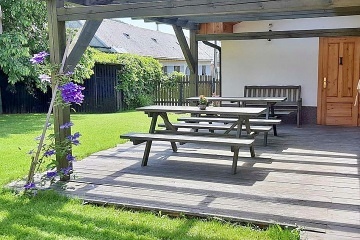 Chalupa baz�n a koupac� sud - u hradu Bouzov