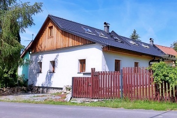 Chalupa baz�n a koupac� sud - u hradu Bouzov