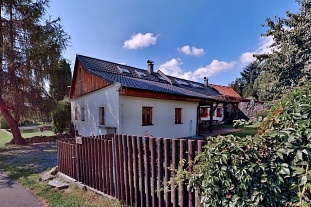 Chalupa baz�n a koupac� sud - u hradu Bouzov