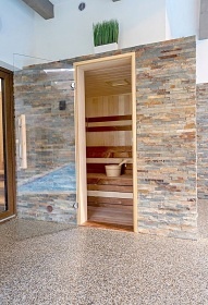 Wellness chalupa - vnit�n� baz�n - park Podyj�