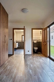 Wellness chalupa - vnit�n� baz�n - park Podyj�