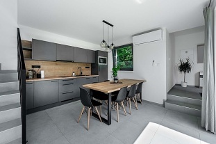 Dv� chaty - Fajt�v kopec - p�ehrada Mosti�t�