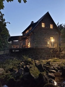 Chalupa se saunou - terasa a potok - Jizersk� hory