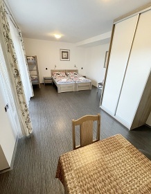 Chata s vnit�n�m baz�nem - Hrub� sk�la - �esk� r�j