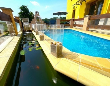 Chata s vnit�n�m baz�nem - Hrub� sk�la - �esk� r�j