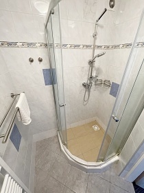 Chata s vnit�n�m baz�nem - Hrub� sk�la - �esk� r�j