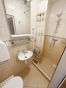 Chata s vnit�n�m baz�nem - Hrub� sk�la - �esk� r�j