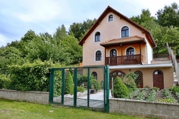 Chata u cyklostezky - �eka Oh�e - hrad Hazmburk
