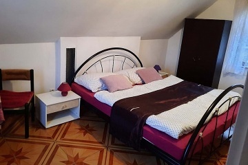 Chata u cyklostezky - �eka Oh�e - hrad Hazmburk