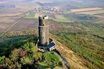 Chata u cyklostezky a řeky Ohře - hrad Hazmburk