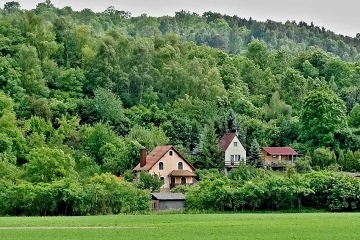 Chata u cyklostezky - �eka Oh�e - hrad Hazmburk