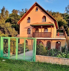 Chata u cyklostezky - �eka Oh�e - hrad Hazmburk