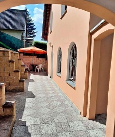 Chata u cyklostezky - �eka Oh�e - hrad Hazmburk