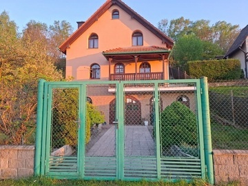 Chata u cyklostezky - �eka Oh�e - hrad Hazmburk