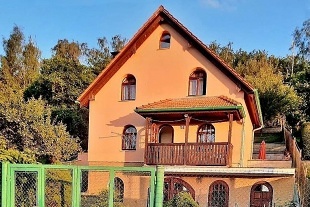 Chata u cyklostezky a řeky Ohře - hrad Hazmburk