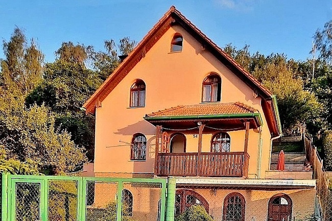 Chata u cyklostezky a eky Ohe - hrad Hazmburk