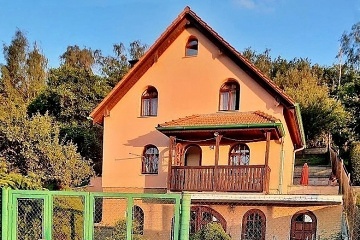 Chata u cyklostezky a řeky Ohře - hrad Hazmburk