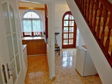 Chata u cyklostezky a �eky Oh�e - hrad Hazmburk