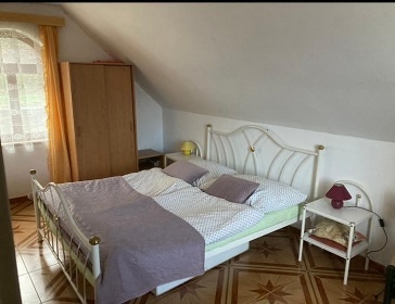 Chata u cyklostezky - �eka Oh�e - hrad Hazmburk