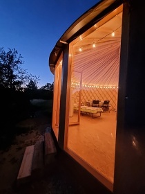 Glamping 02 jurta hnědá jablečný sad - Heřmaničky