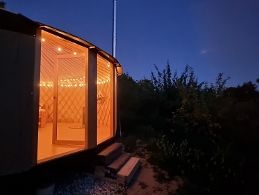 Glamping 02 jurta hnědá jablečný sad - Heřmaničky