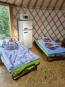 Glamping 02 jurta hnědá jablečný sad - Heřmaničky