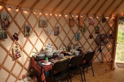 Glamping 02 jurta hnědá jablečný sad - Heřmaničky