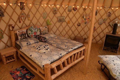 Glamping 02 jurta hnědá jablečný sad - Heřmaničky