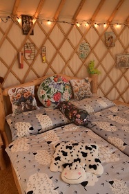 Glamping 02 jurta hnědá jablečný sad - Heřmaničky