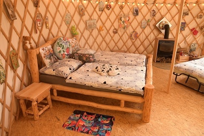 Glamping 02 jurta hnědá jablečný sad - Heřmaničky