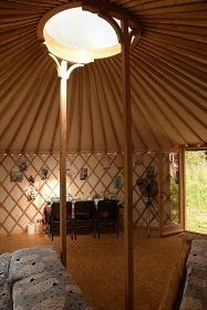 Glamping 02 jurta hnědá jablečný sad - Heřmaničky