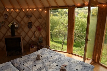 Glamping 02 jurta hnědá jablečný sad - Heřmaničky