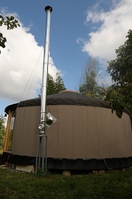 Glamping 02 jurta hnědá jablečný sad - Heřmaničky