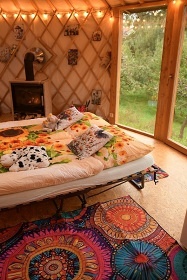 Glamping 02 jurta hnědá jablečný sad - Heřmaničky