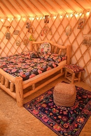 Glamping 02 jurta hnědá jablečný sad - Heřmaničky