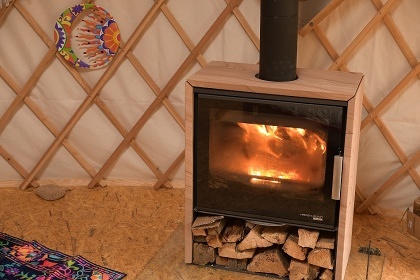 Glamping 02 jurta hnědá jablečný sad - Heřmaničky