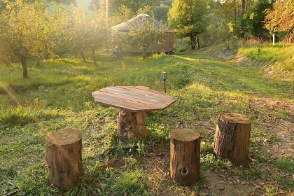 Glamping 02 jurta hnědá jablečný sad - Heřmaničky