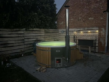 Chalupa a koupac� sud - Slov�cko - Ch�ibsk� lesy