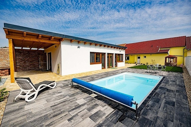 Chalupa baz�n a vinn� sklep - Mu�ovsk� jezera