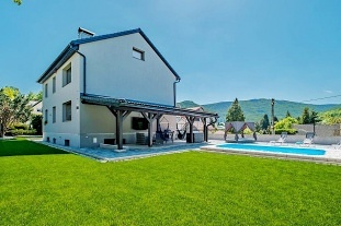 Nov� objekt: Apartm�nov� chata a baz�n - Jizerskohorsk� bu�iny