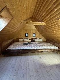 Wellness chalupa s kachlov�mi kamny - p�ehrada V�r