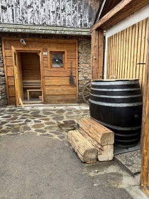 Wellness chalupa s kachlov�mi kamny - p�ehrada V�r