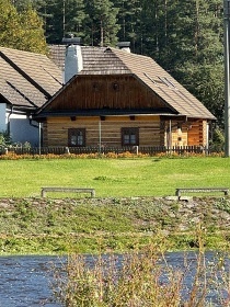 Wellness chalupa s kachlov�mi kamny - p�ehrada V�r